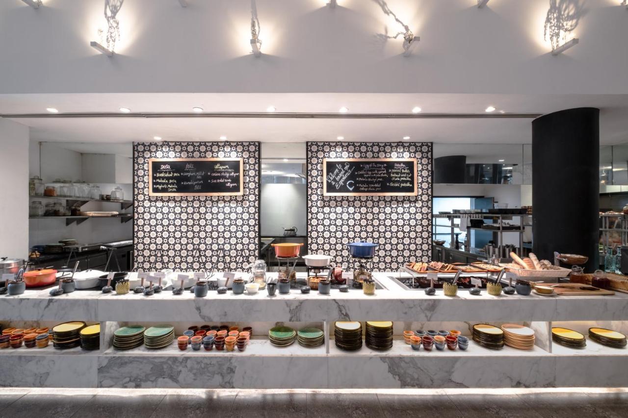Hyatt Centric Candolim Goa Екстер'єр фото The buffet at the restaurant