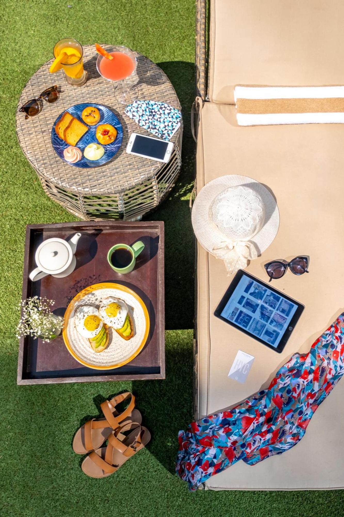 Hyatt Centric Candolim Goa Екстер'єр фото A woman using a tablet computer